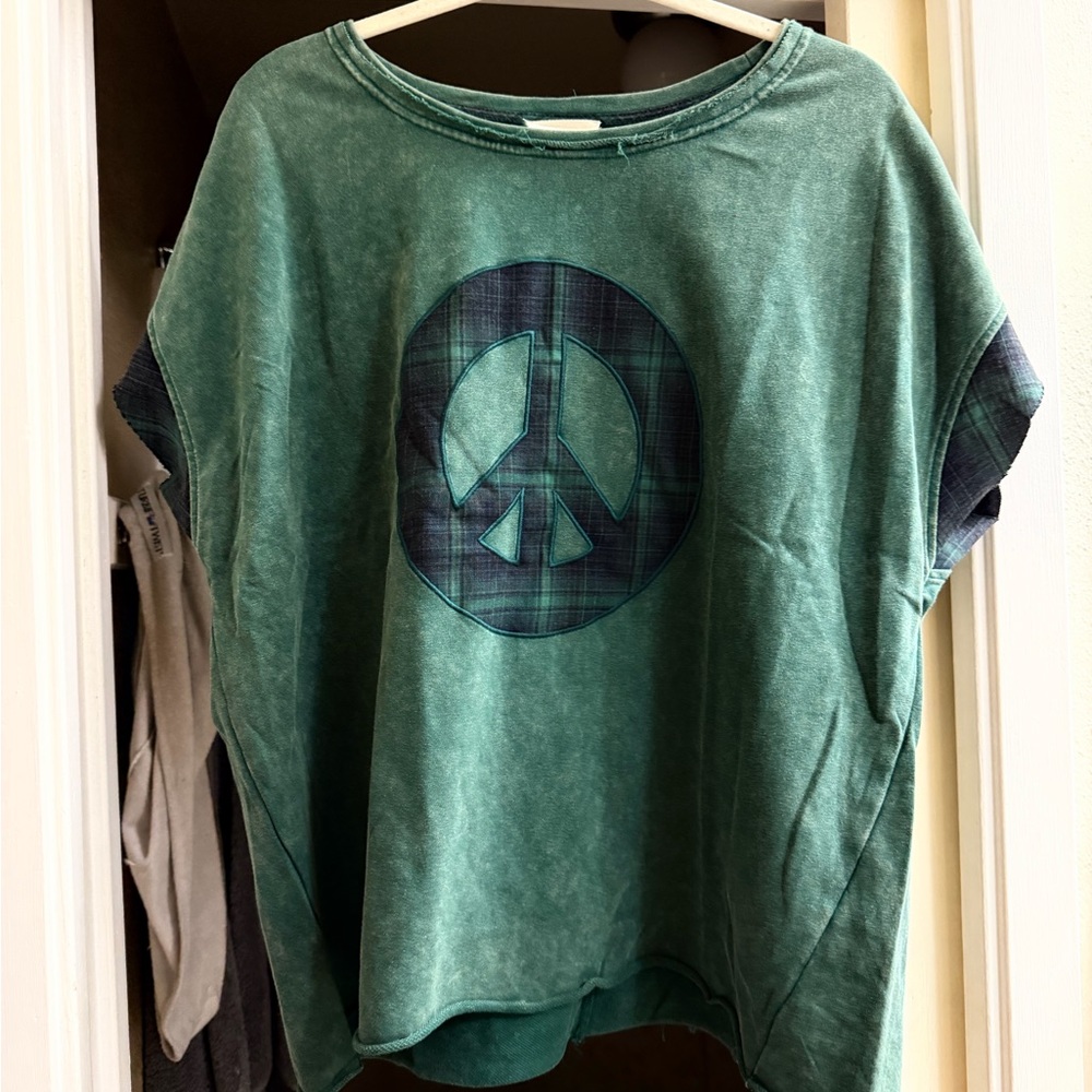 Umgee Green Graphic PeaceT-Shirt